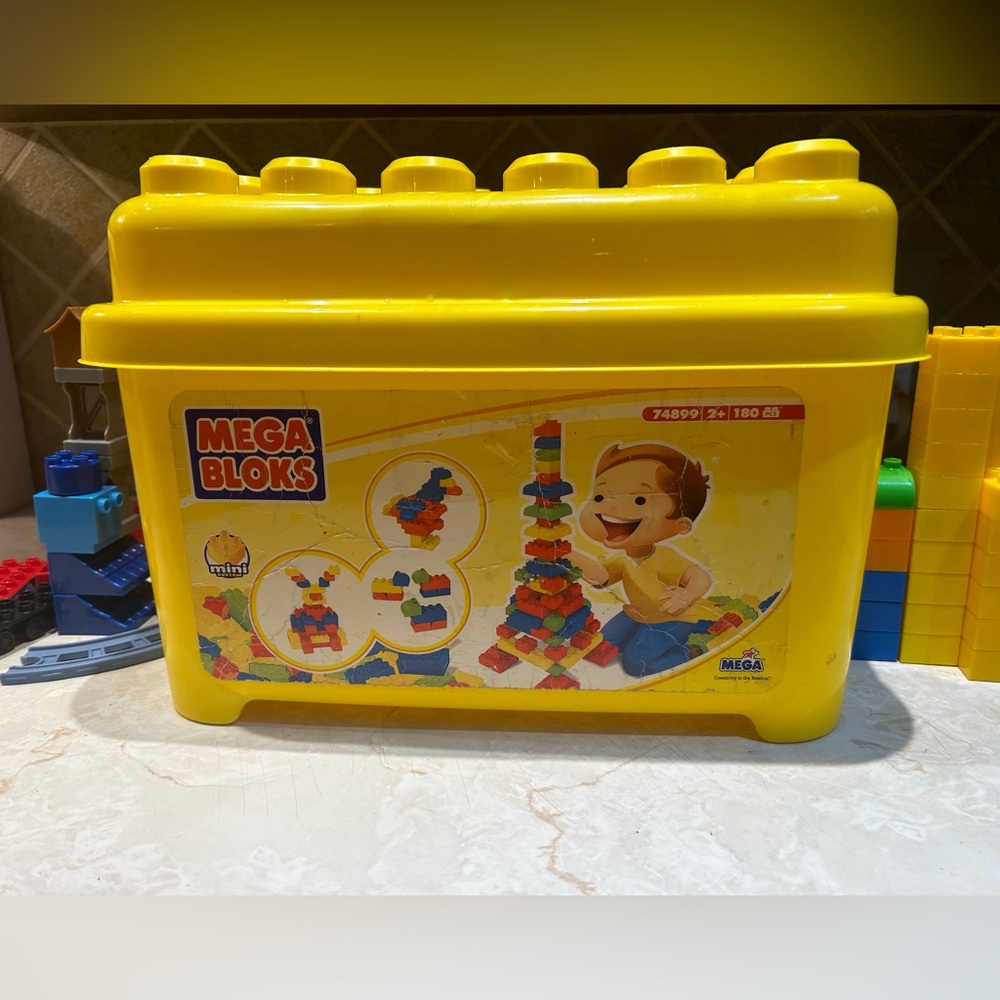 Mega Bloks creativity Building box around 300 Piece